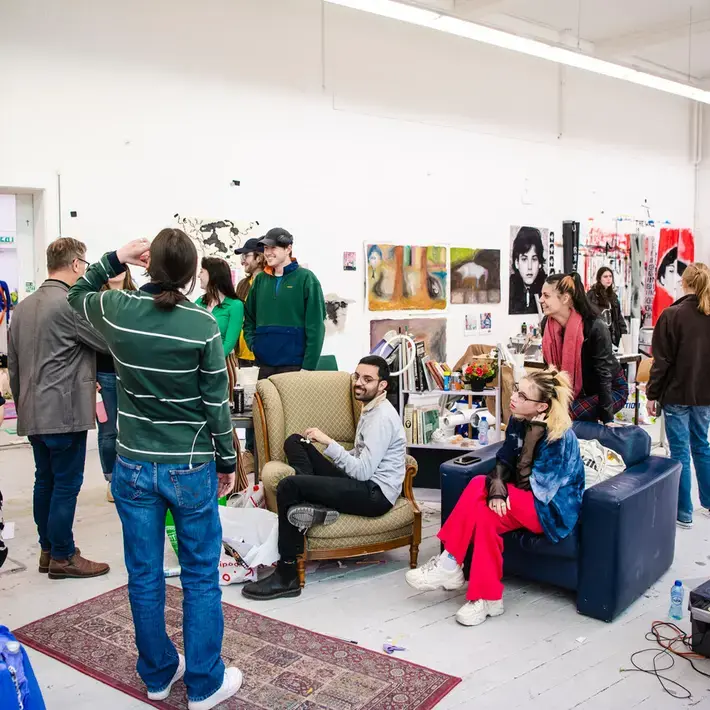 Mensen samen in werkplaats Autonoom Beeldende Kunst Maastricht