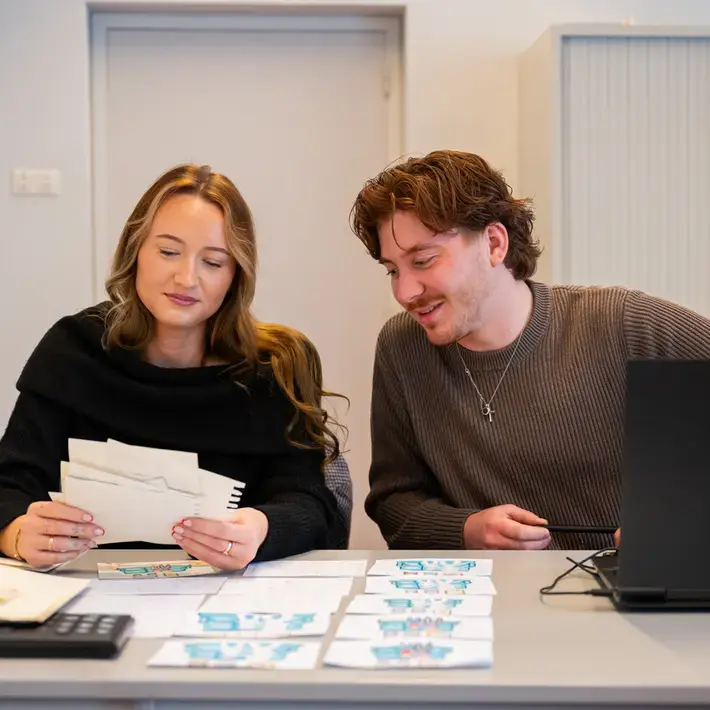 CMD - twee studenten werken samen