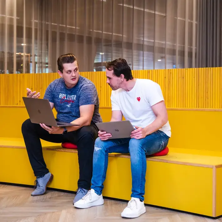 HBO ICT studenten op gele bank