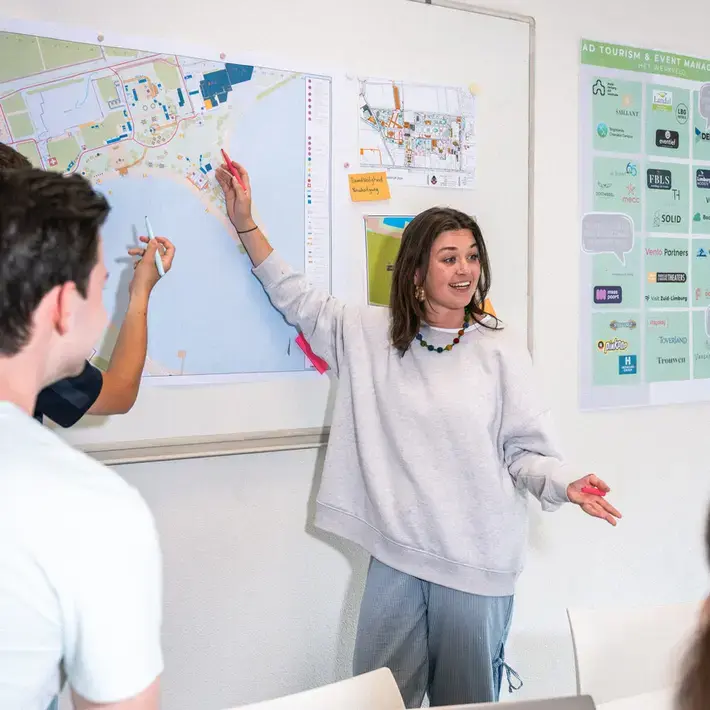 TEM - student met landkaart