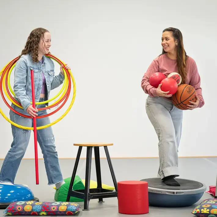 Vaktherapie - studenten hula hoops in gymzaal dichterbij