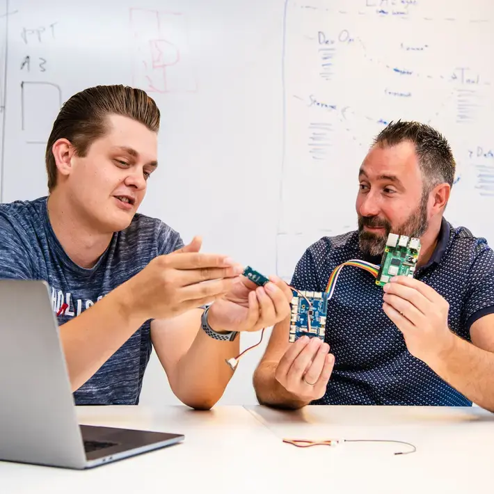 ict-student en docent in gesprek
