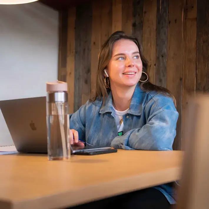 Hotel Management - meisje met laptop