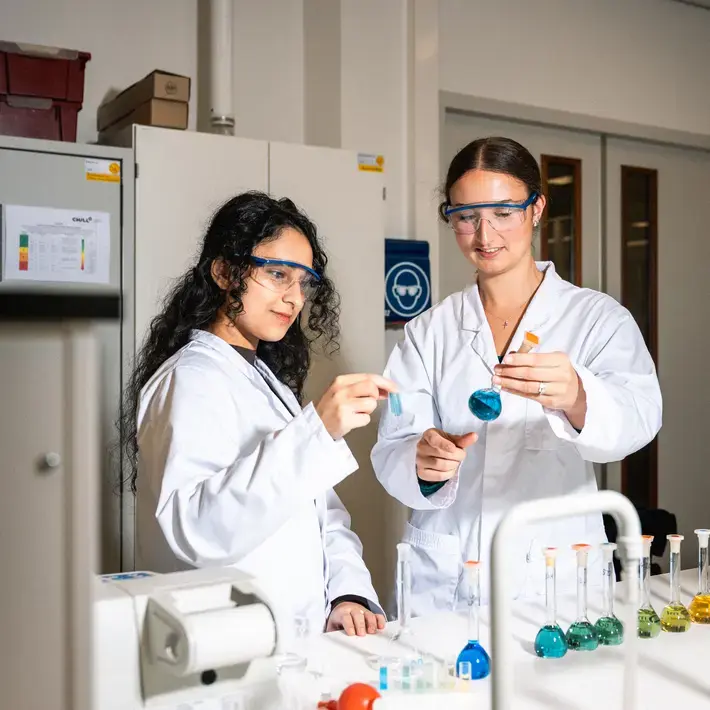 Applied Science - studenten aan het werk met vloeistoffen