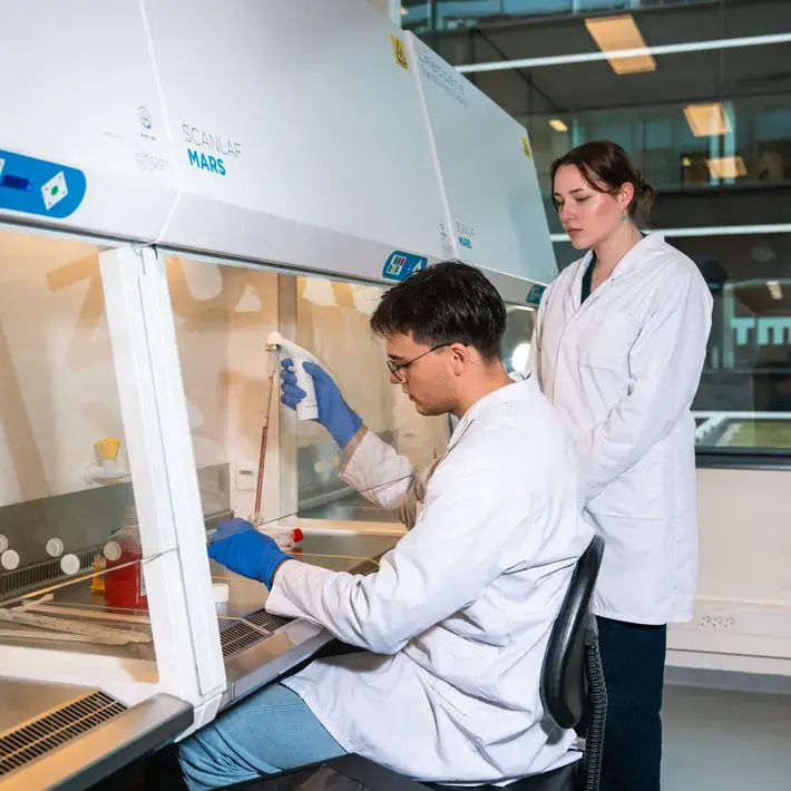 Applied Science - studenten voor kast