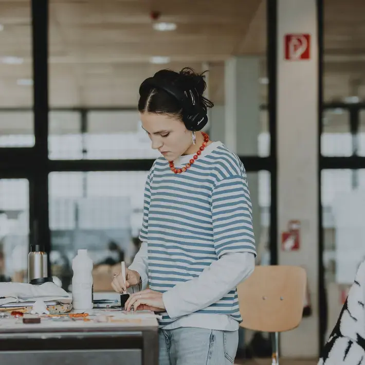 ABK DBKV Design - student gestreept shirt aan het werk