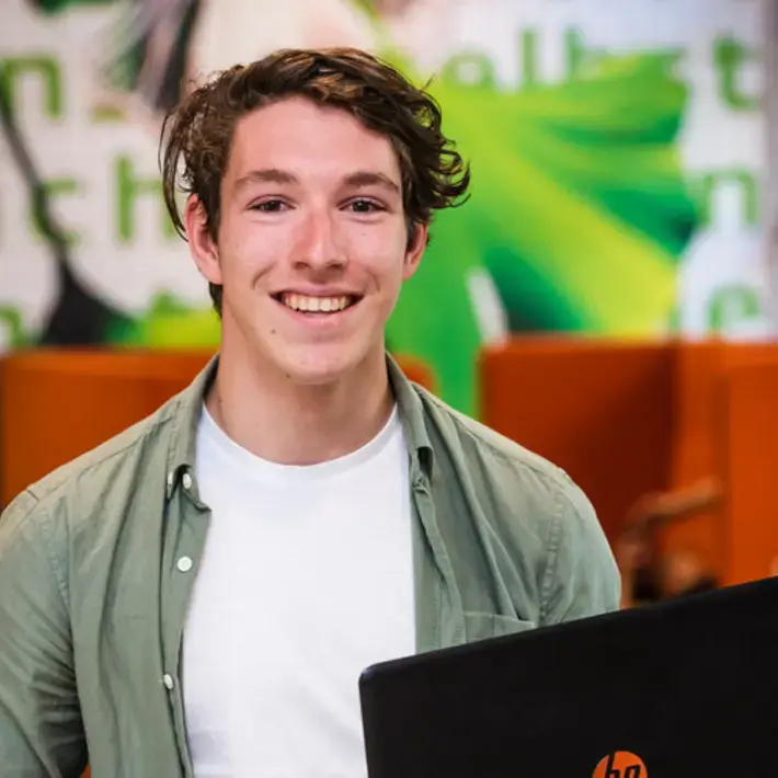 Built Environment lachende student  750x500.jpg