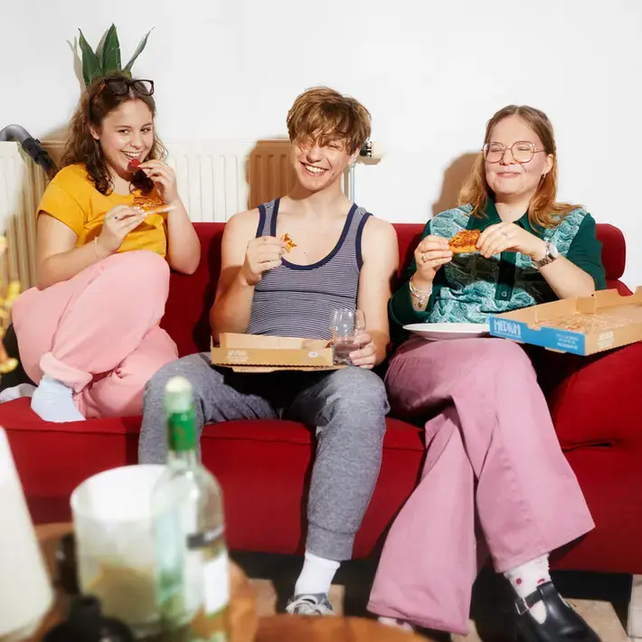 drie studenten chillen op bank 800x800.jpg