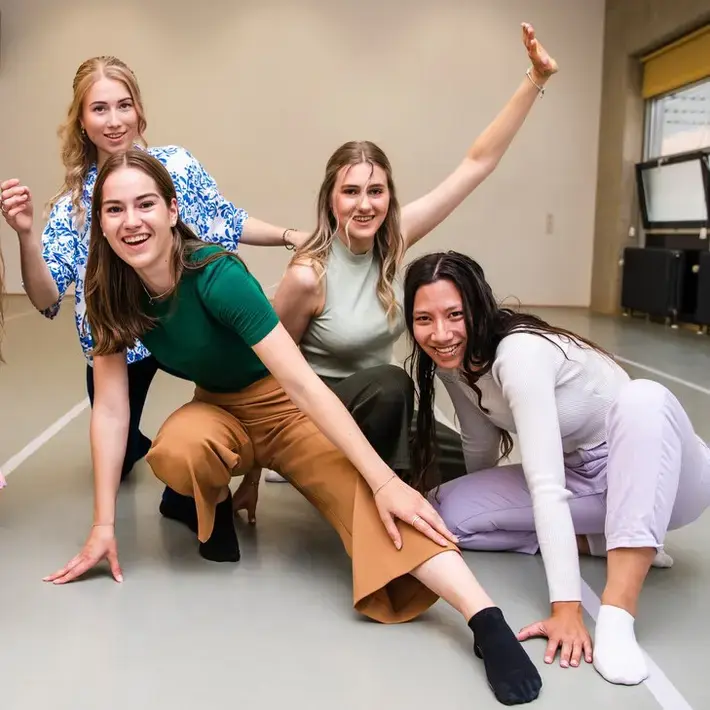 Vaktherapie dans meisjes in danszaal.jpg