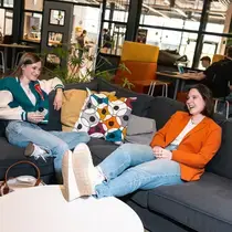 Twee studenten op een bank praten