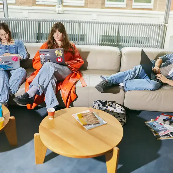 Studenten achter laptops