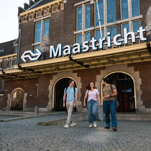 Stationsplein Gesprek MaastrichtBord Zuyd Hogeschool Internationaal