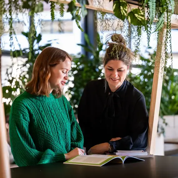 Vertaalacademie studente met lerares