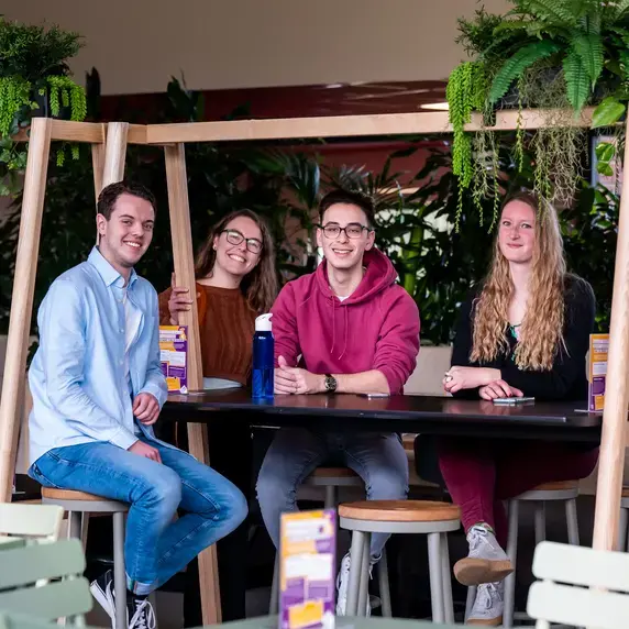Vertaalacademie studenten in kantine