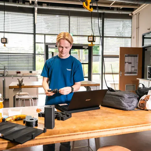 Werkbank BlauwShirt Handeling Zuyd Hogeschool Heerlen