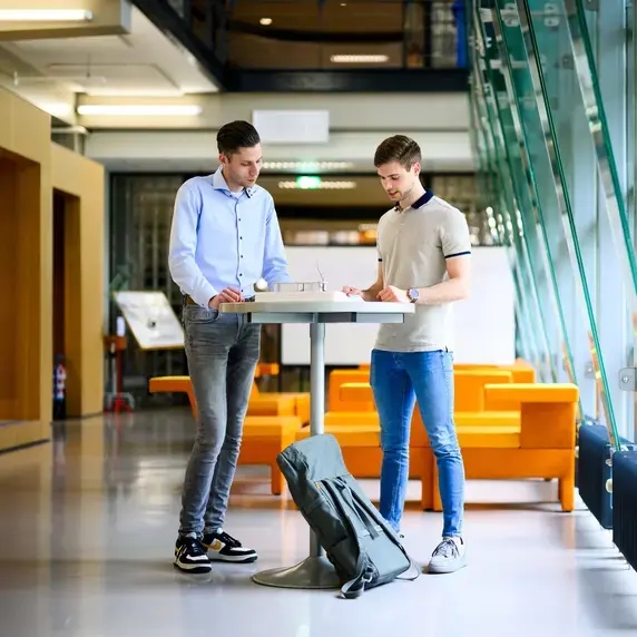 Built Environment - studenten overleggen aan een tafel
