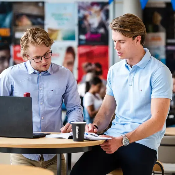 Business Studies - twee studenten werken samen