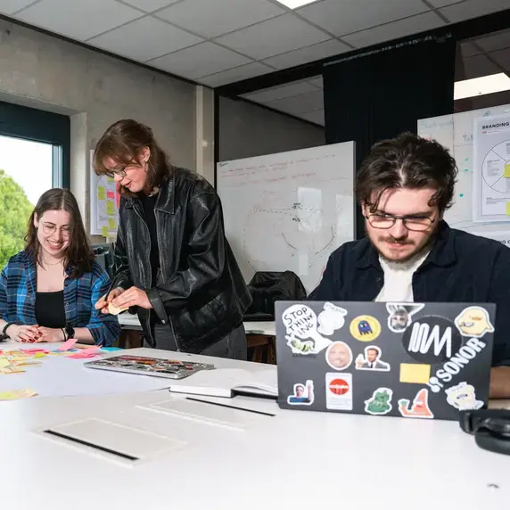 CMD - drie studenten aan het werk met laptops