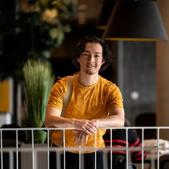 Commerciele Economie - student met gele trui