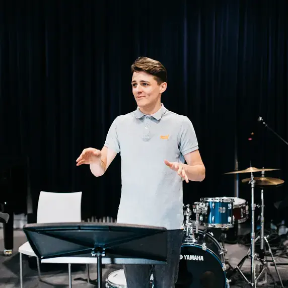 Docent Muziek - student legt iets uit