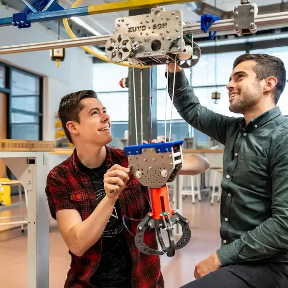 Engineering - studenten lachend aan het werk