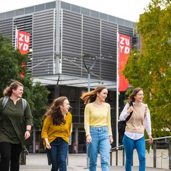 Ergotherapie - studenten voor gebouw