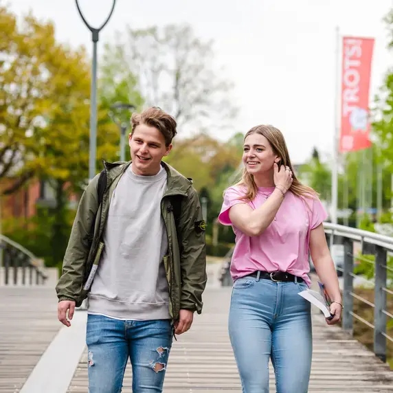 Facility Management - studenten op loopbrug