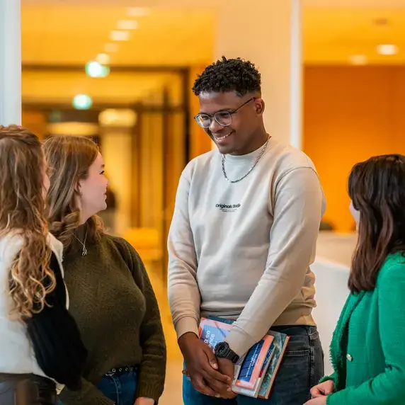 Finance ad - vier studenten in hal