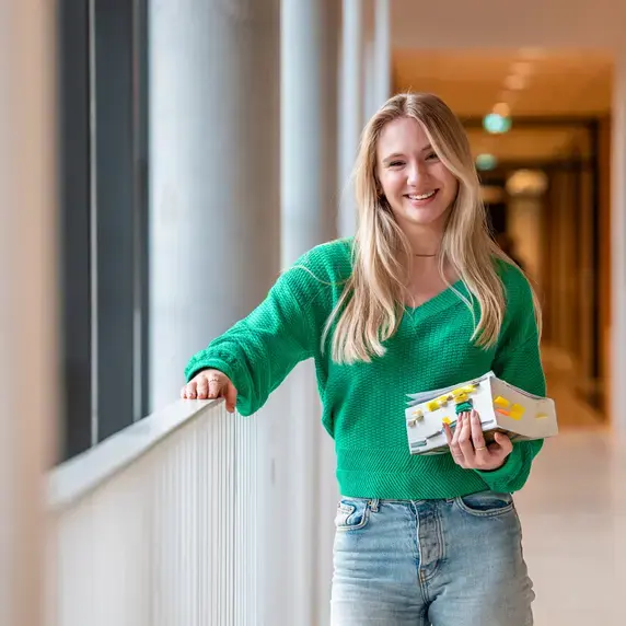 HBO-Rechten - studente met boeken