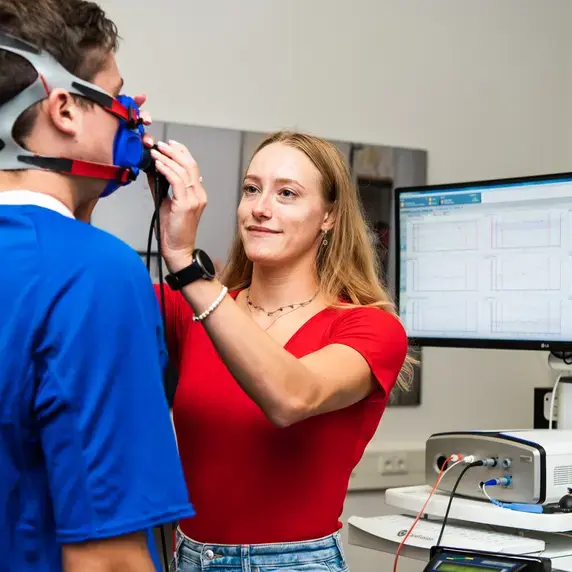 Mens en Techniek - student doet gasmeting