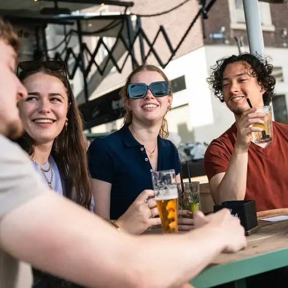 Studenten op terras in Sittard met een drankje