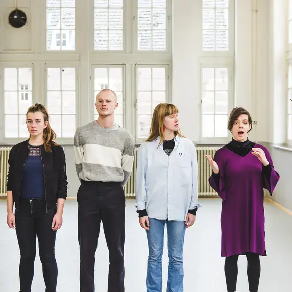 Theater - vier studenten op een rij