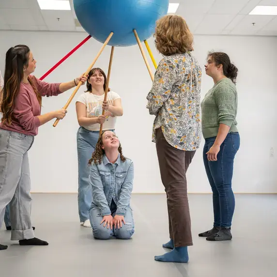 Vaktherapie - gymzaal studenten met stok en bal