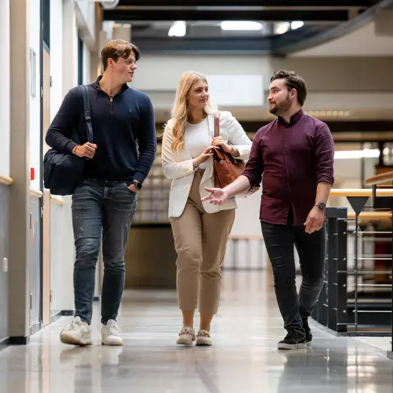 Drie studenten in de gang