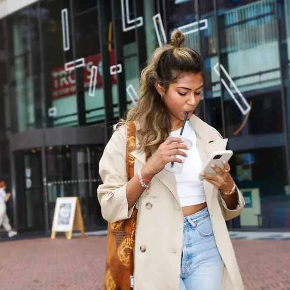  Zuyd Hogeschool student drinken buiten studentlife