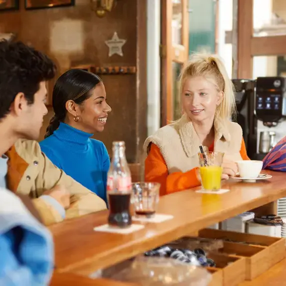 Zuyd Hogeschool studenten aan bar studentlife