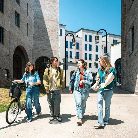 Zuyd Hogeschool studenten groep lopen heerlen