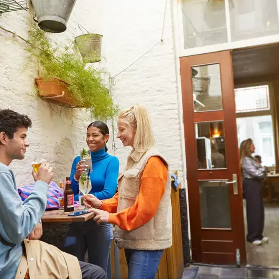 Zuyd Hogeschool studenten terrasje drinken studentlife