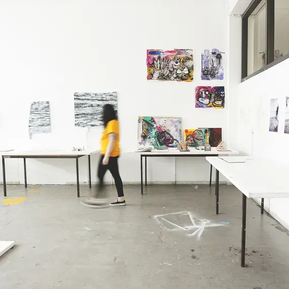 Docent beeldende kunst en vormgeving - bezoeker in exporuimte