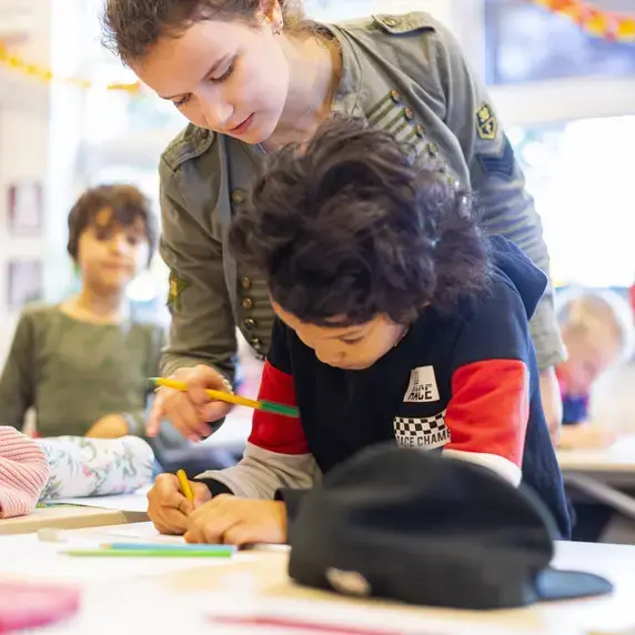 Leraar Basisonderwijs - juf werkt met kind
