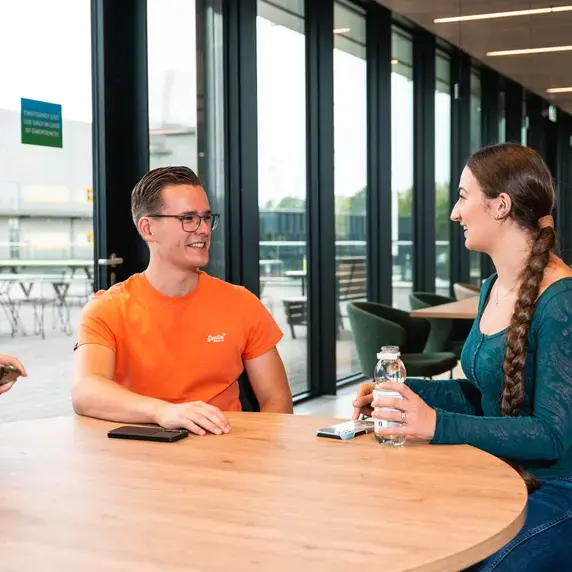 Applied Science - studenten aan ronde tafel in gesprek