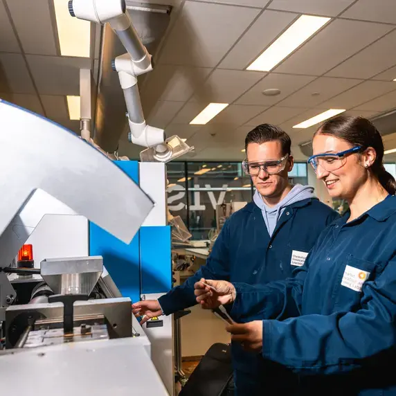 Applied Science - studenten in donkerblauwe labjas