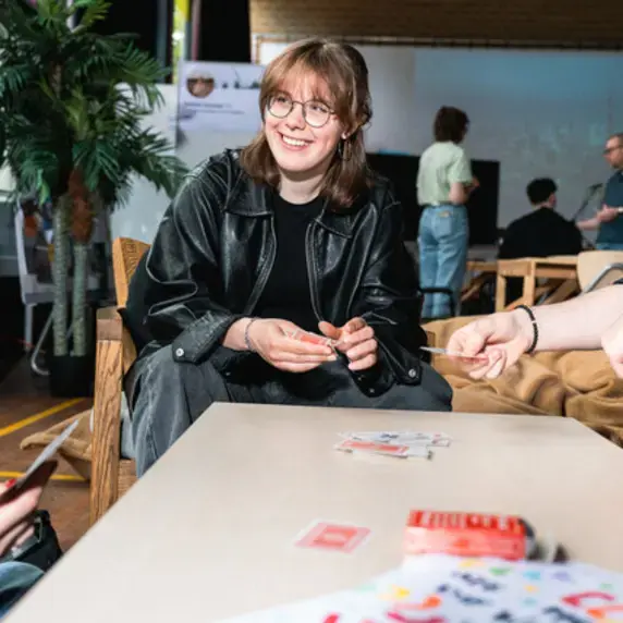 CMD - student lachend