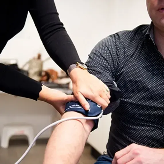 Bloeddruk meting bij man