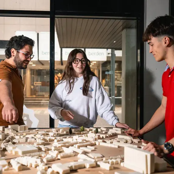 circular cities and communities - studenten met maquette