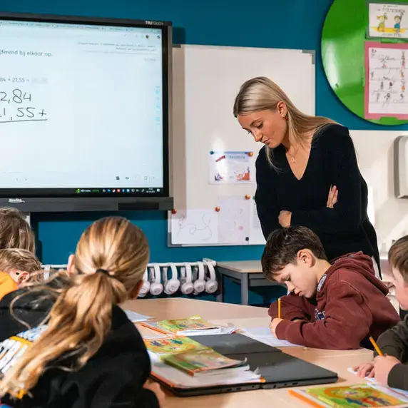 Leraar Basisonderwijs - juf controleert werk