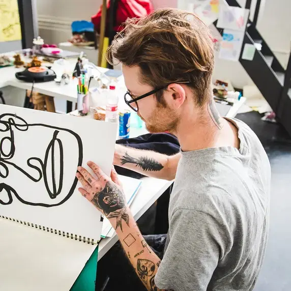 Docent Beeldende Kunst en Vormgeving  sutdent met tekening 800x800.jpg