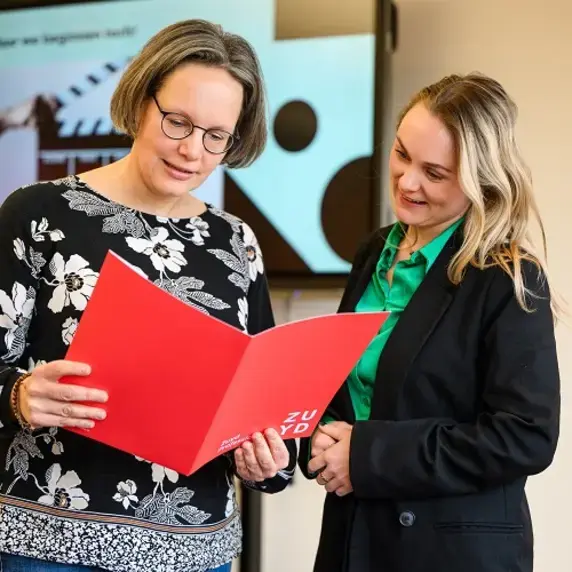Zuyd Professional vrouwen kijken in brochure.jpg