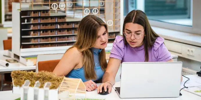 Built Environment 3C  - studenten werken op laptop