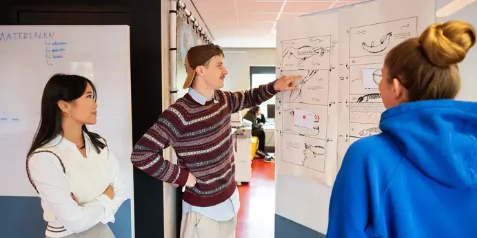 CMD - drie studenten en tekenbord